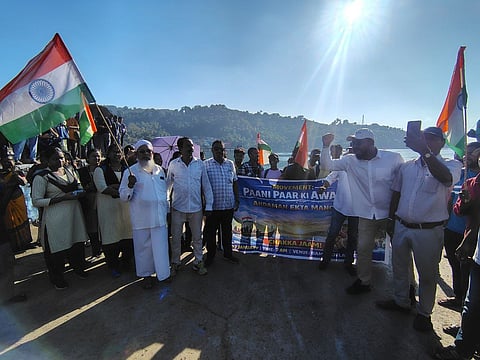 फेरी और जेटी समस्याओं को लेकर बम्बूफ्लैट में व्यापक विरोध प्रदर्शन