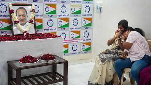 मुंबई के एनसीपी पार्टी ऑफिस में रोते पार्टी कार्यकर्ता