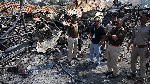 नाजिराबाद अग्निकांड : मरने वालों की संख्या बढ़कर हुई 21, अब भी 28 लापता