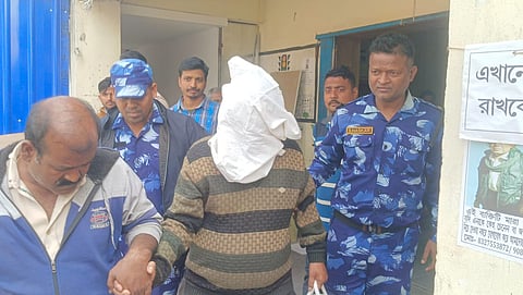 पुलिस अभियुक्त को अदालत ले जाती हुईं