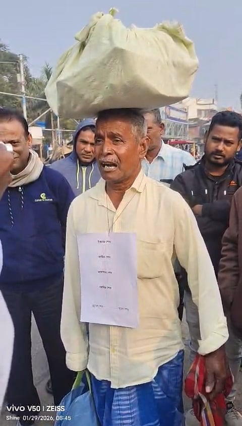 सिर पर पिता के दस्तावेजों के साथ SIR सुनवाई में पहुंचे बुजुर्ग