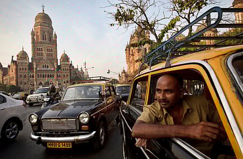 मुंबई के टैक्सी चालक ने अमेरिकी पर्यटक से 400 मीटर के लिए 18,000 रुपये वसूले, गिरफ्तार