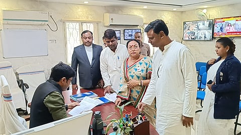 मनरेगा योजना का नाम बदलने के खिलाफ एसडीओ को सौंपा गया ज्ञापन