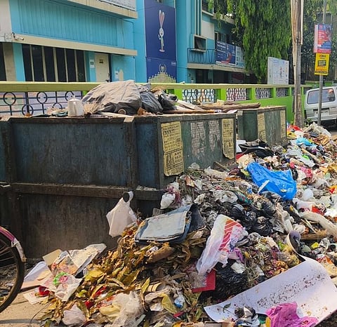 सफाई कर्मियों की हड़ताल के कारण शहर में फैल रही गंदगी