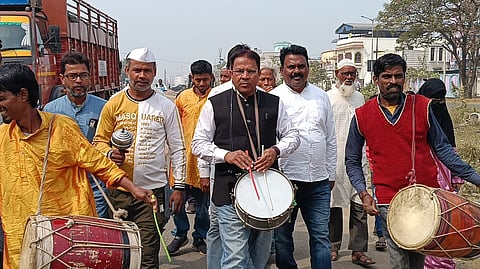 गाजे-बाजे के साथ अनोखे अंदाज में पार्षद पहुंचे हियरिंग सेंटर