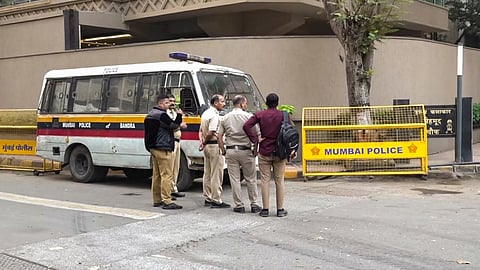 बॉलीवुड के बड़े डायरेक्टर के आवास के बाहर गोलीबारी से हड़कंप