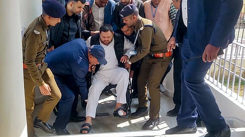 व्हीलचेयर पर बैठ विधानसभा पहुंचे रहे तेजस्वी यादव