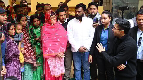 दिल्ली में बंगाल से गए एसआईआर प्रभावित लोगों से बात करते अभिषेक बनर्जी