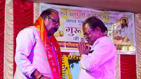 दमदम पालिका के चेयरमैन हरेंद्र सिंह कार्यक्रम का उद्घाटन करते हुए, साथ में हैं अन्य अधिकारी