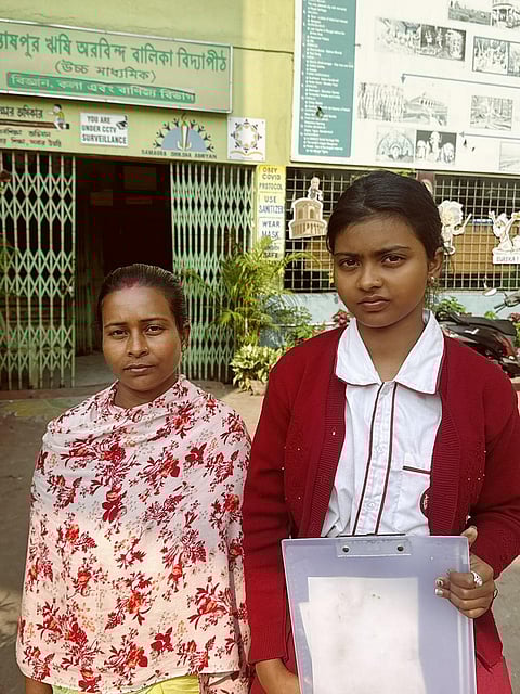 अपनी मां के साथ छात्रा कोयल मंडल