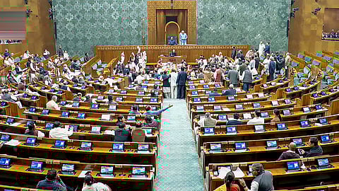 लोकसभा में हंगामा, अध्यक्ष ने आठ विपक्षी सदस्यों को क्यों किया निलंबित?