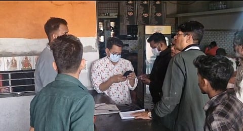 पूछताछ करते NIA टीम के सदस्य