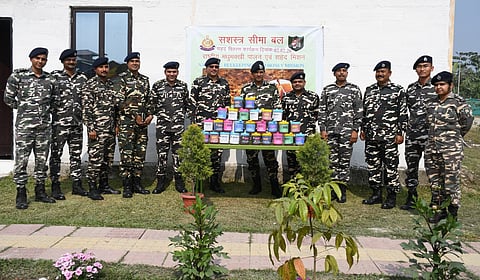 एसएसबी जवानों में जैविक शहद का वितरण