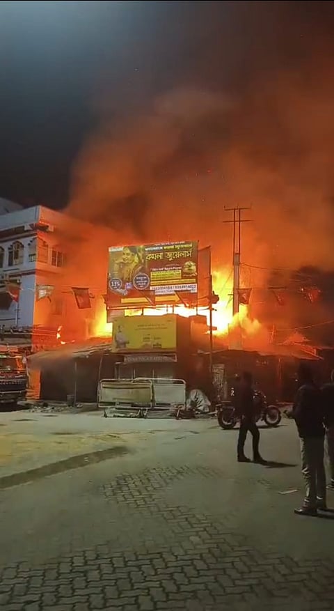मंदिरबाजार के विजयगंज बाजार में लगी आग