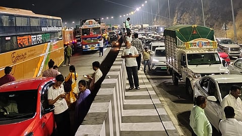 मुंबई-पुणे एक्सप्रेसवे पर गैस टैंकर पलटा, रात भर फंसी रहीं गाड़ियां