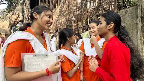 ‘पेपर आसान था’, सेकेंड लैंग्वेज की परीक्षा के बाद छात्रों के चेहरों पर छाई खुशी