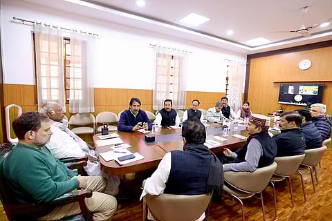 विधानसभा चुनाव को लेकर मंथन करते कांग्रेस नेता