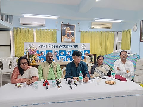 प्रेस कांफ्रेस को संबोधित करते हुए सुभाशीष चक्रवर्ती साथ में हैं मोनमोहिनी विश्वास, जयदेव हालदार, नमिता साहा, कौशिक राय