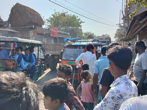 सड़क जाम कर विरोध जताते लोग