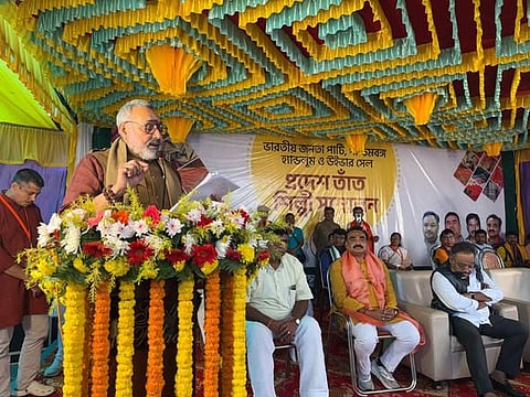 बुनकरों को संबोधित करते हुए केंद्रीय मंत्री गिरिराज सिंह