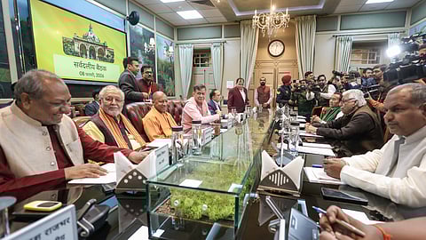 लखनऊ में बजट सत्र से पहले रविवार को आयोजित सर्वदलीय बैठक