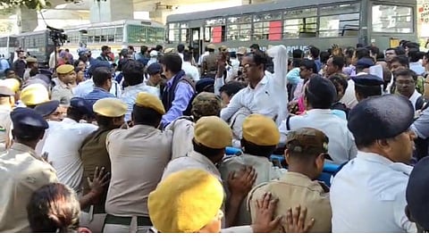 पारा शिक्षकों ने वेतन बढ़ाने की मांग को लेकर विरोध मार्च निकाला