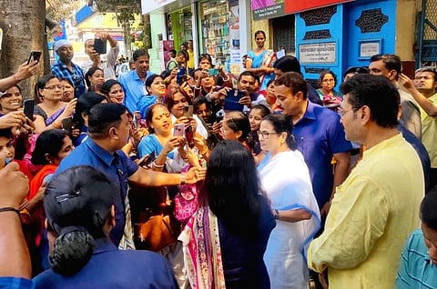 माध्यमिक परीक्षा में छात्रों को शुभकामनाएं देने पहुंचीं मुख्यमंत्री ममता