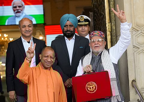 उत्तर प्रदेश के सीएम योगी आदित्यनाथ और वित्त मंत्री सुरेश खन्ना।