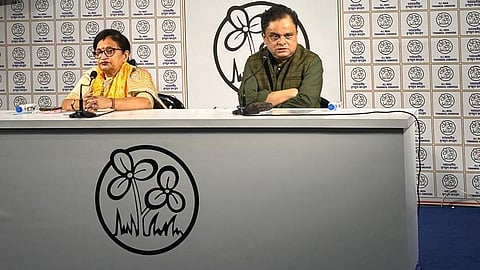 प्रेस कांफ्रेंस के दौरान मंत्री चंद्रिमा भट्टाचार्य और ब्रात्य बसु