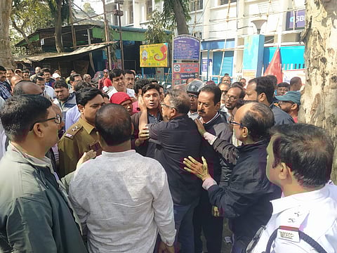 एसबीआई के सामने बैंक कर्मियों को प्रवेश करने पर दी गई बाधा