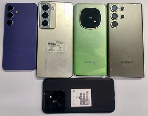 अभियुक्तों के पास से बरामद मोबाइल