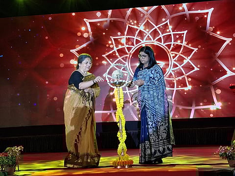 ग्रेजुएशन समारोह में बच्चों की उपलब्धियों का उत्सव