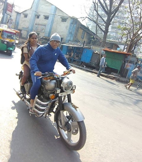 एडमिट कार्ड घर पर छूटा, विधायक ने छात्रा को बुलेट से पहुंचाया परीक्षा केंद्र