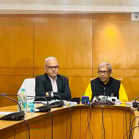 मीडिया को संबोधित करते राज्य के सिंचाई एवं जलपथ विभाग के मंत्री डॉ. मानस रंजन भुइयां और विभाग के अतिरिक्त मुख्य सचिव डॉ. कृष्णा गुप्ता