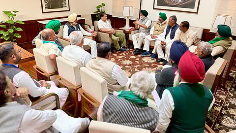 किसान संगठनों के प्रतिनिधियों के साथ बैठक करते राहुल गांधी।