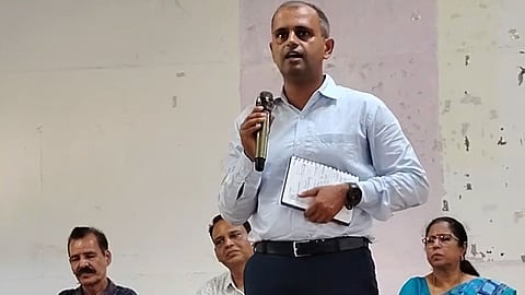 डीम्ड विश्वविद्यालय विरोध: शिक्षा निदेशक ने छात्रों से किया संवाद