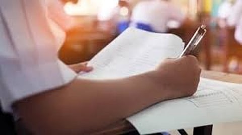 मोबाइल से प्रश्नपत्र की फोटो लेने के आरोप में शिक्षक सस्पेंड