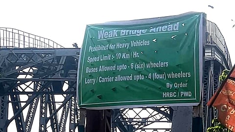 खिदिरपुर के पुराने ब्रिज के सामने लगा चेतावनी बोर्ड