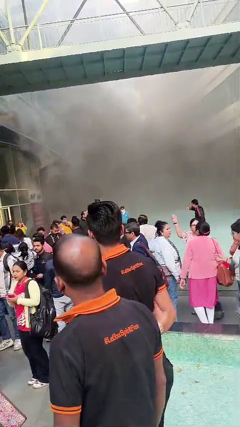 सॉल्टलेक के रेस्तरां में आग लगने के बाहर निकलते हुए लोग