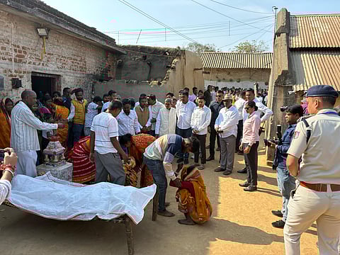 सुखेन महतो के परिवार को सांत्वना देने पुरुलिया पहुंचे अभिषेक बनर्जी।