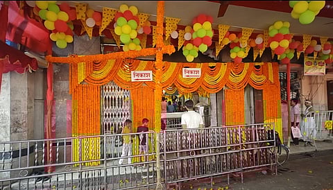 फूलों की सुंदर सजावट से सुसज्जित भूतनाथ मंदिर