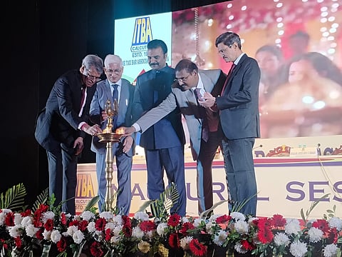 न्यायमूर्ति आर. महादेवन , सी. वी. भदांग, अध्यक्ष, आयकर अपीलीय अधिकरण , तथा डी. आर. एल. रेड्डी, उपाध्यक्ष, आयकर अपीलीय अधिकरण, कोलकाता जोन गरिमामयी उपस्थिति में आयोजित कार्यक्रम का शुभारंभ एस. के. तुलसियान, अध्यक्ष, आईटीबीए द्वारा पारंपरिक दीप प्रज्वलन कर किया गया