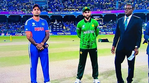 टॉस के लिए तैयार दोनों टीमों के कप्तान।