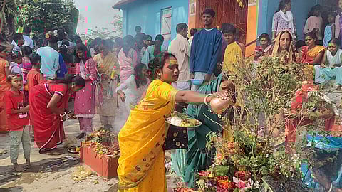 भक्ति भाव से पूजा-अर्चना करती हुई महिलाएँ