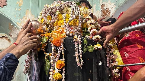 भू कैलाश शिव मंदिर में जल चढ़ाते भक्तगण