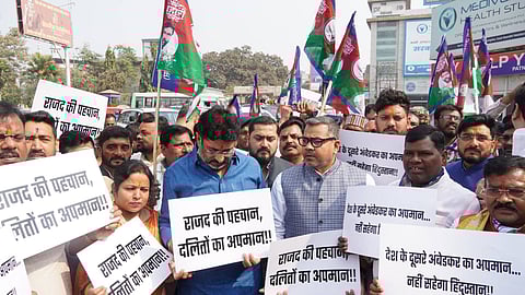 नेताओं ने किया विरोध प्रदर्शन