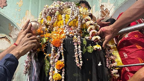 भू कैलाश शिव मंदिर में जल चढ़ाते भक्तगण