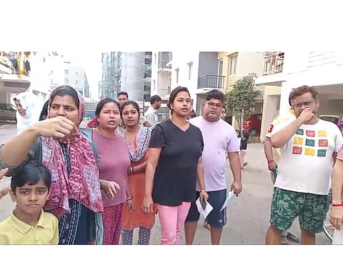 आवासन में प्रदर्शन करते हुए लोग