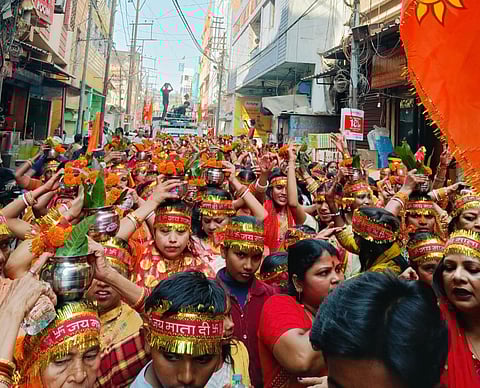 मंदिर के 14वें स्थापना दिवस पर निकाली गई भव्य कलश यात्रा