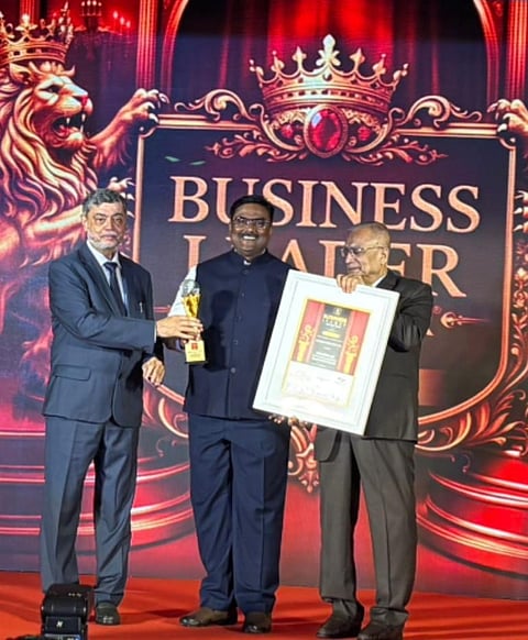 पुरस्कार ग्रहण करते ईसीएल के सीएमडी सतीश झा